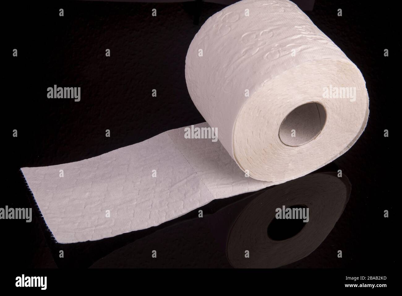 Rotolo di carta igienica con rotolo vuoto su nero Foto Stock