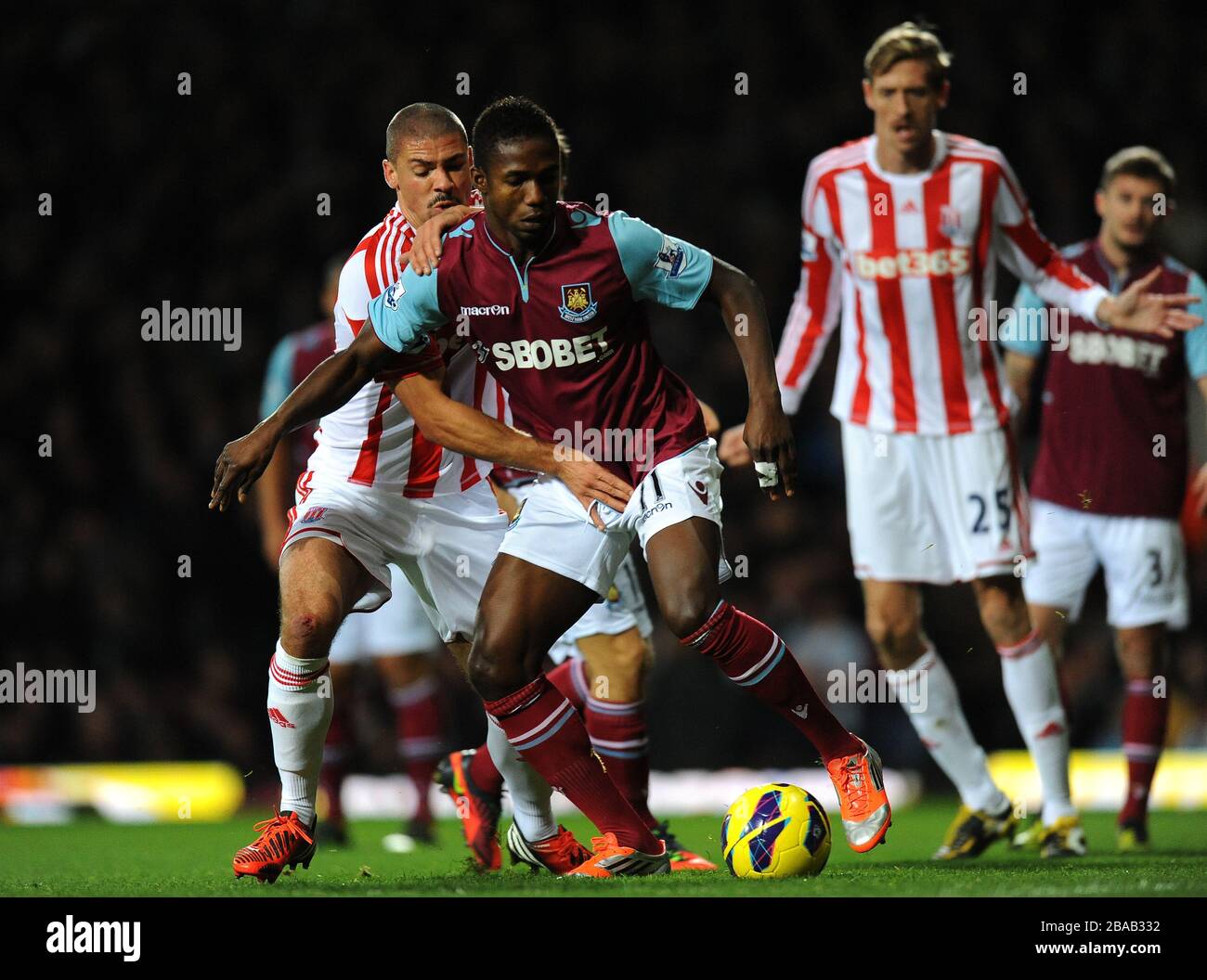 Modibo Maiga di West Ham United e Jonathan Walters di Stoke City Foto Stock
