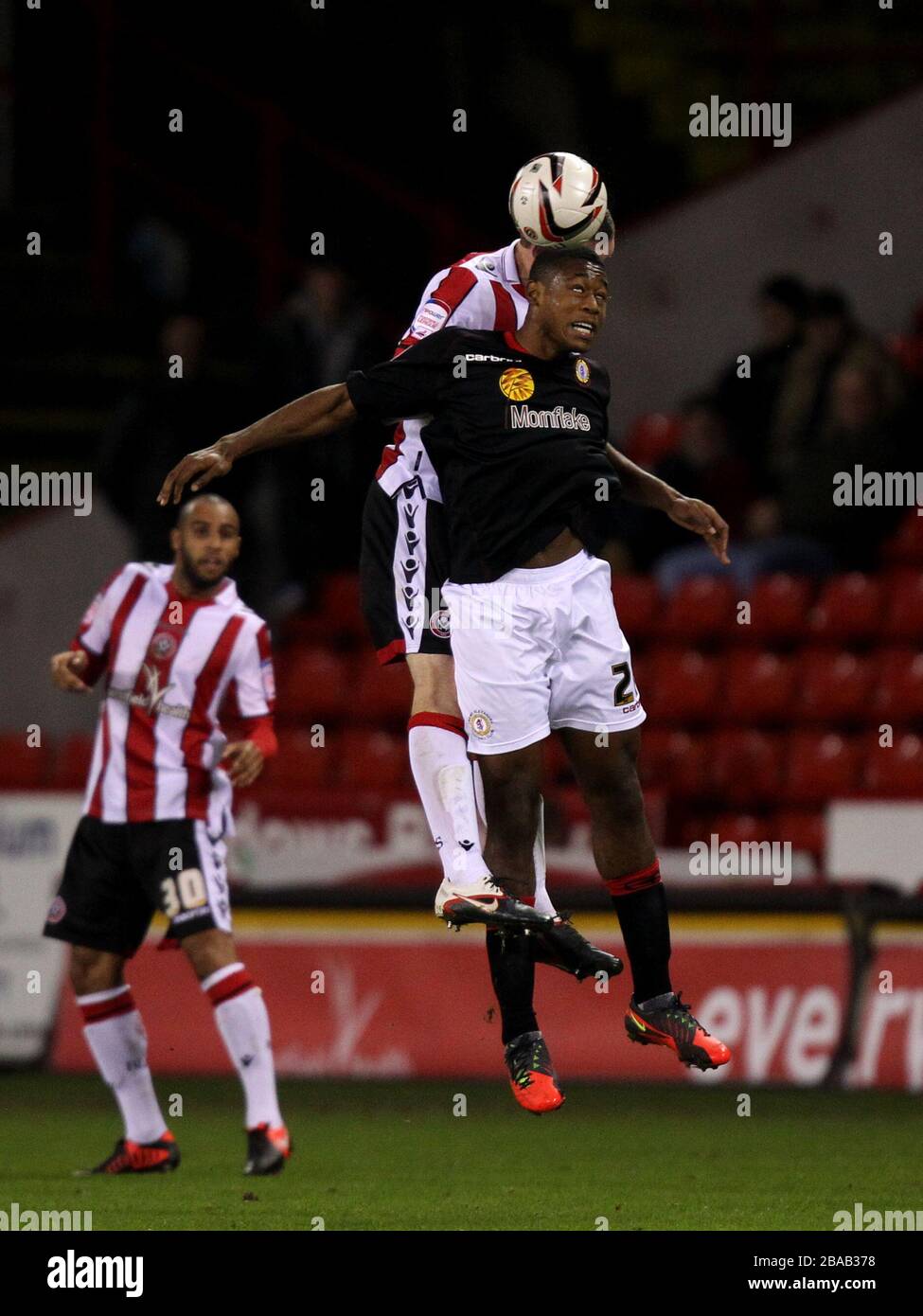 Neill Collins di Sheffield United batte per il possesso della palla in aria con Crewe Alexandra's Chuks Aneke Foto Stock