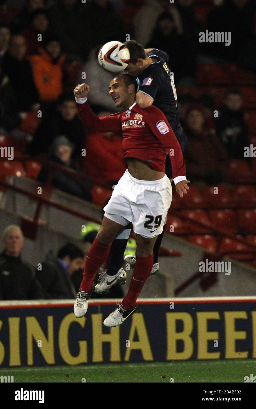 Marcus Tudgay di Barnsley combatte per il possesso della palla in aria con Michael Duff di Burnley Foto Stock