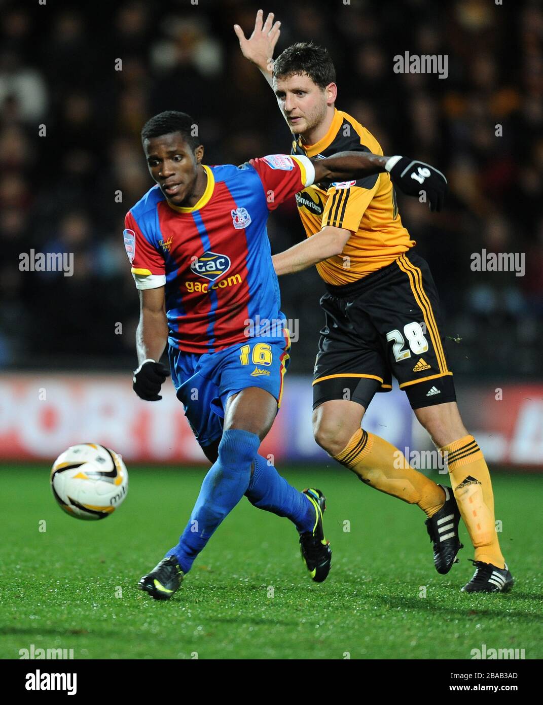 Robbie Bruce di Hull City e Wilfried Zaha di Crystal Palace Foto Stock