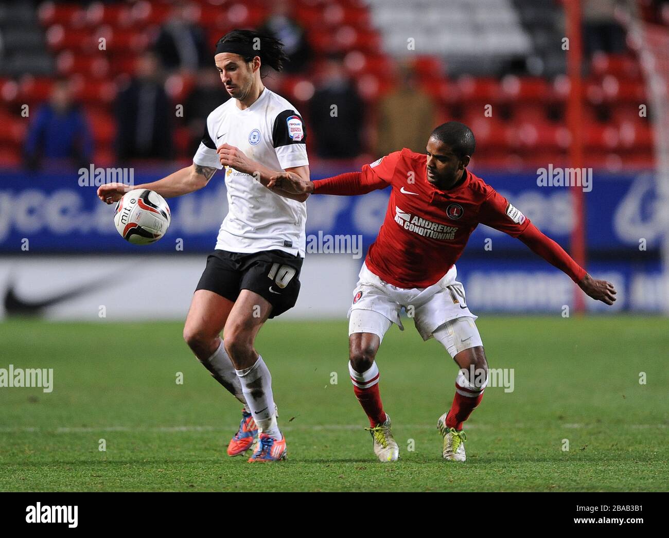 Bradley Pritchard di Charlton Athletic (a destra) e George Boyd di Peterborough United (a sinistra) Foto Stock