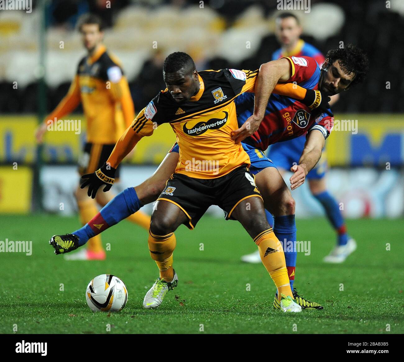 Aaron Mclean e Crystal Palace's Mile Jedinak Foto Stock