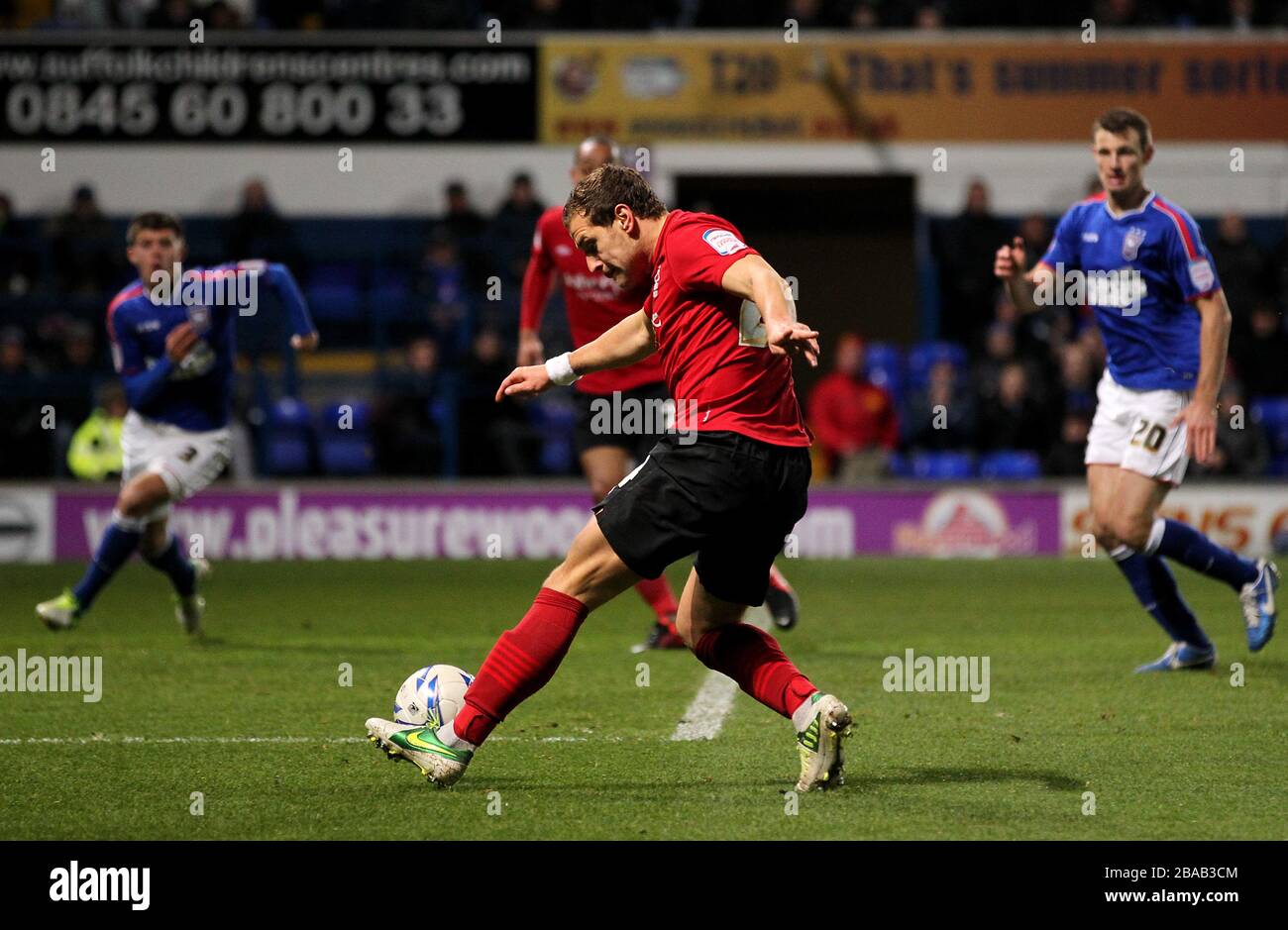 Billy Sharp della Foresta di Nottingham assiste i suoi lati primo obiettivo Foto Stock