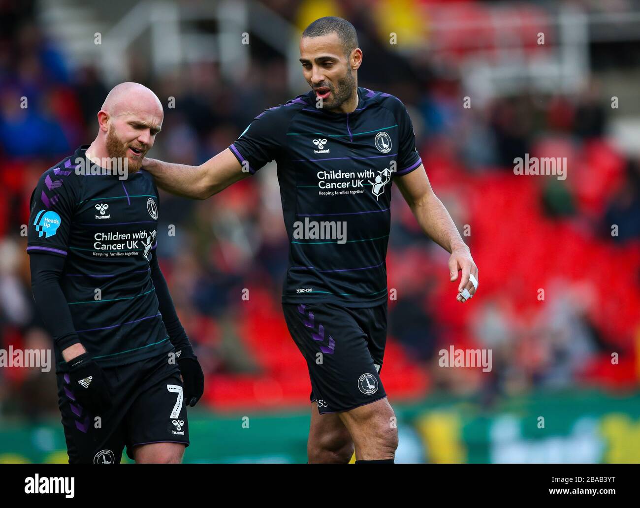 Darren Pratley di Charlton Athletic (a destra) e Jonny Williams durante la partita del Campionato Sky Bet allo stadio bet365 Foto Stock