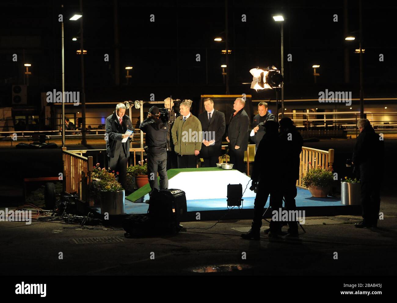 Presentatore Darrell Williams e la squadra Sky Sports Greyhound Foto Stock