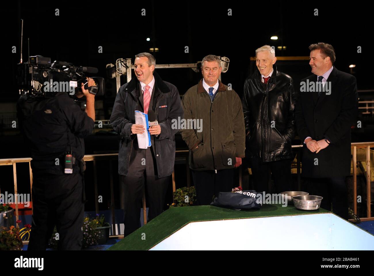 Presentatore Darrell Williams e la squadra Sky Sports Greyhound Foto Stock