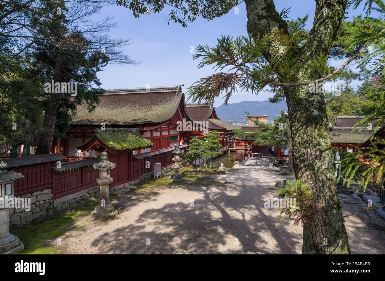 Santuario di Itsukushima visto dall'isola, Miyajima, Prefettura di Hiroshima, Giappone Foto Stock