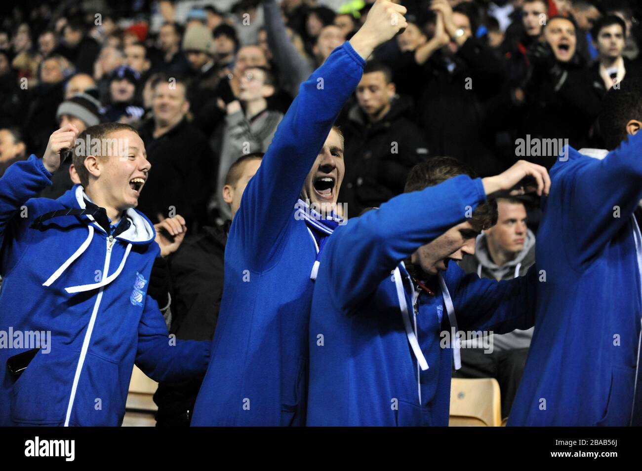 I fan di Birmingham City celebrano un obiettivo negli stand Foto Stock