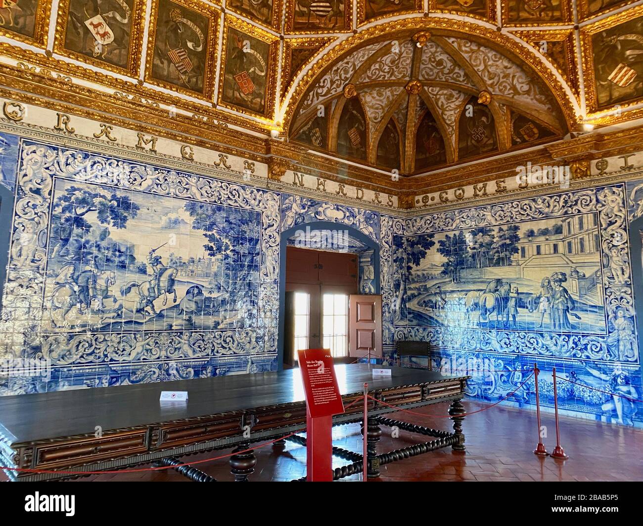 Sintra, Portogallo. 9 Marzo 2020. La pittoresca città di Sintra, a nord-ovest di Lisbona, ha una varietà di palazzi e palazzi mozzafiato, tra cui la PalÃ¡cio Nacional de Sintra, che è stata residenza estiva della monarchia fino alla fine del 19 ° secolo. Il PalÃ¡cio è noto per le sue due alte torri coniche di camino da cucina. Foto Lunedì 9 Marzo 2020. Credit: Mark Hertzberg/ZUMA Wire/Alamy Live News Foto Stock