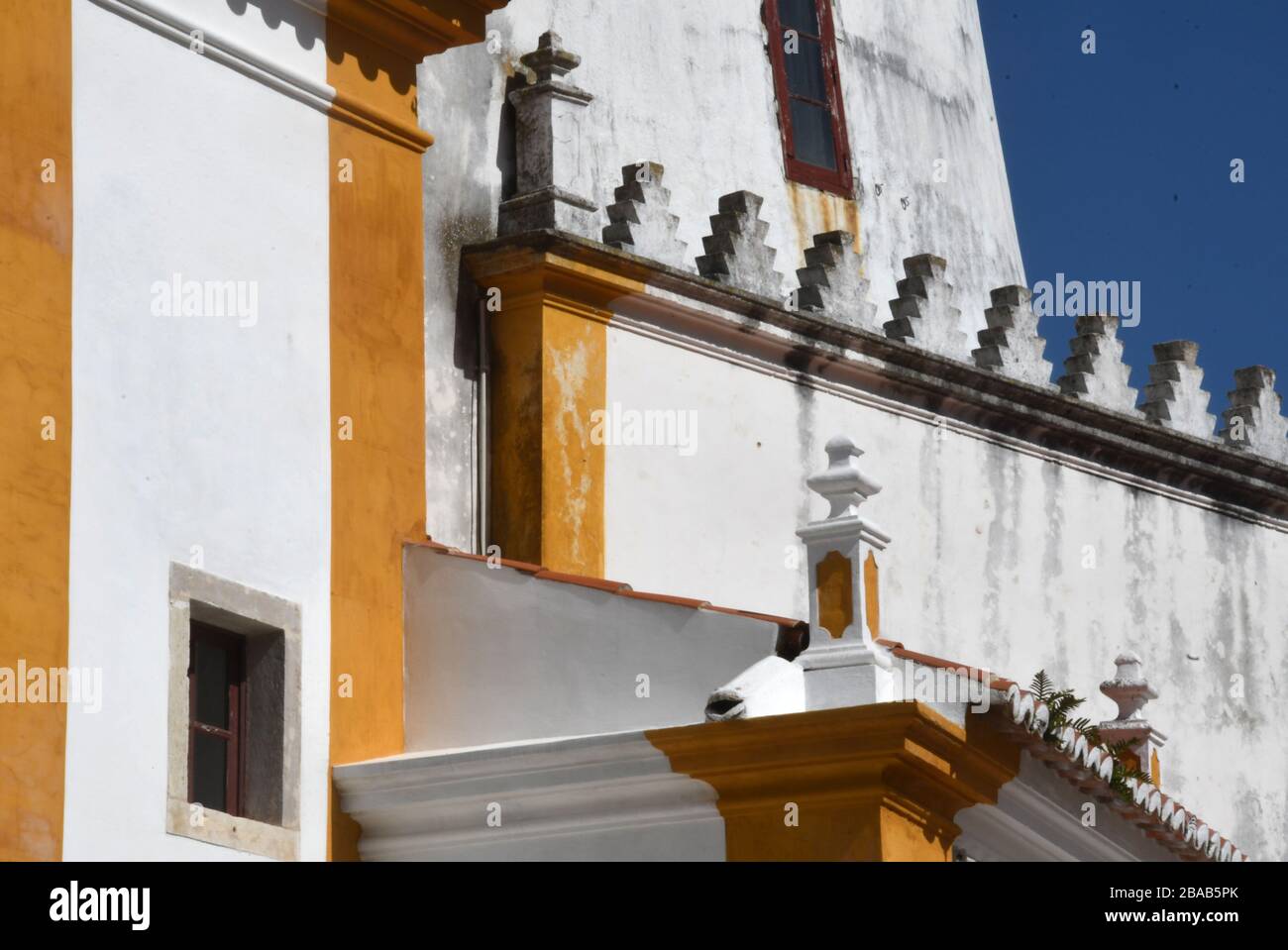 Sintra, Portogallo. 9 Marzo 2020. La pittoresca città di Sintra, a nord-ovest di Lisbona, ha una varietà di palazzi e palazzi mozzafiato, tra cui la PalÃ¡cio Nacional de Sintra, che è stata residenza estiva della monarchia fino alla fine del 19 ° secolo. Il PalÃ¡cio è noto per le sue due alte torri coniche di camino da cucina. Foto Lunedì 9 Marzo 2020. Credit: Mark Hertzberg/ZUMA Wire/Alamy Live News Foto Stock