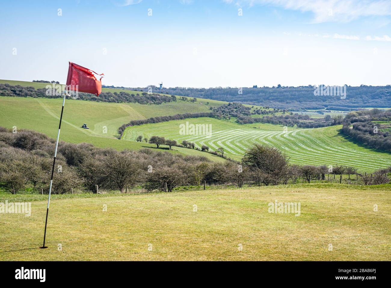 Vista del Downland verso Brighton da un campo da golf nel verde Foto Stock