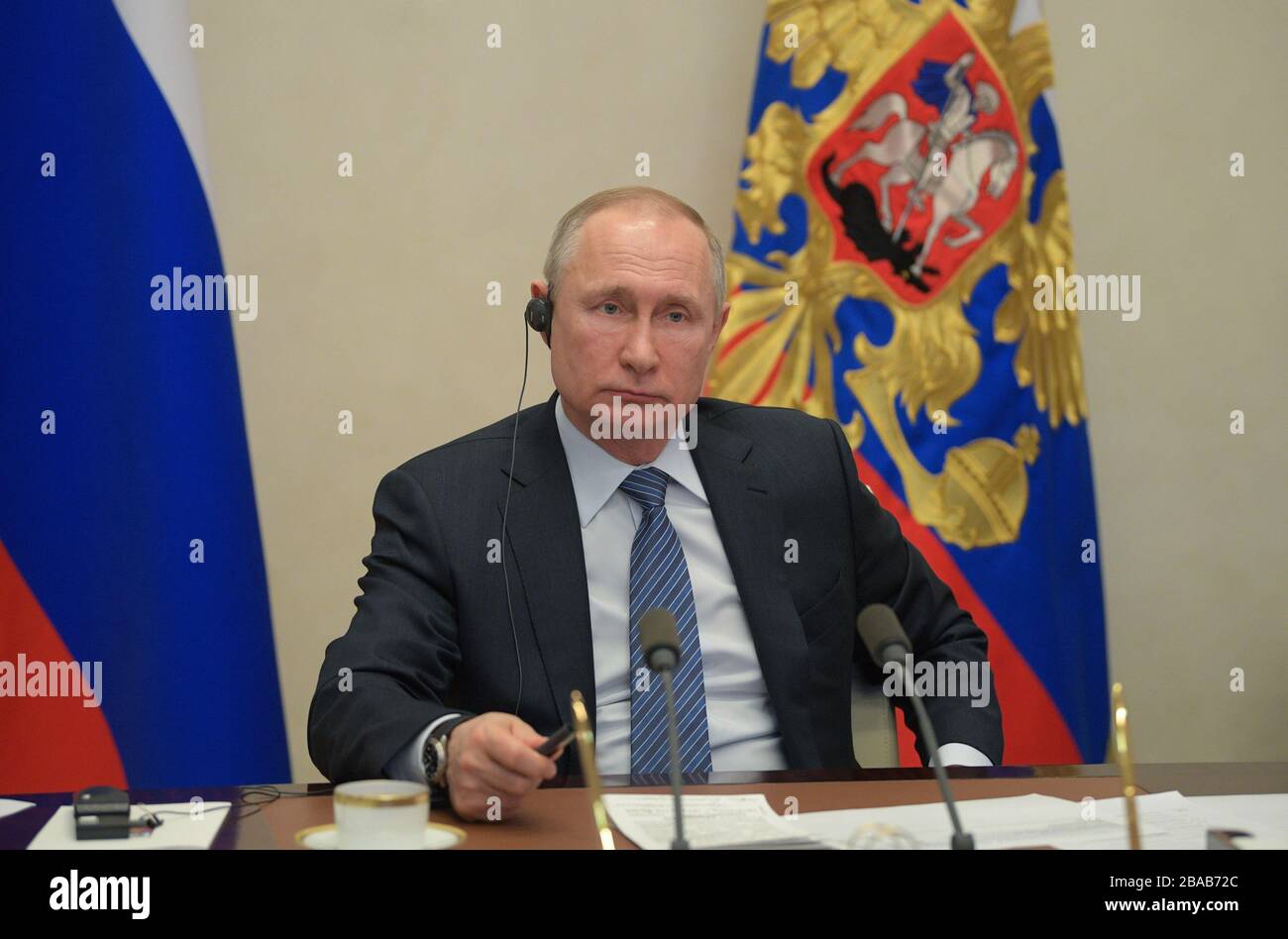 (200326) -- MOSCA, 26 marzo 2020 (Xinhua) -- il presidente russo Vladimir Putin partecipa al vertice straordinario dei leader virtuali del G20 sul COVID-19 tramite collegamento video alla residenza di Novo-Ogarevo, fuori Mosca, Russia, il 26 marzo 2020. Il presidente russo Vladimir Putin ha esortato giovedì i leader del Gruppo dei 20 (G20) a revocare tutte le sanzioni sulle forniture di beni essenziali fino a quando la pandemia del COVID-19 non sarà sotto controllo. (Sputnik via Xinhua) Foto Stock