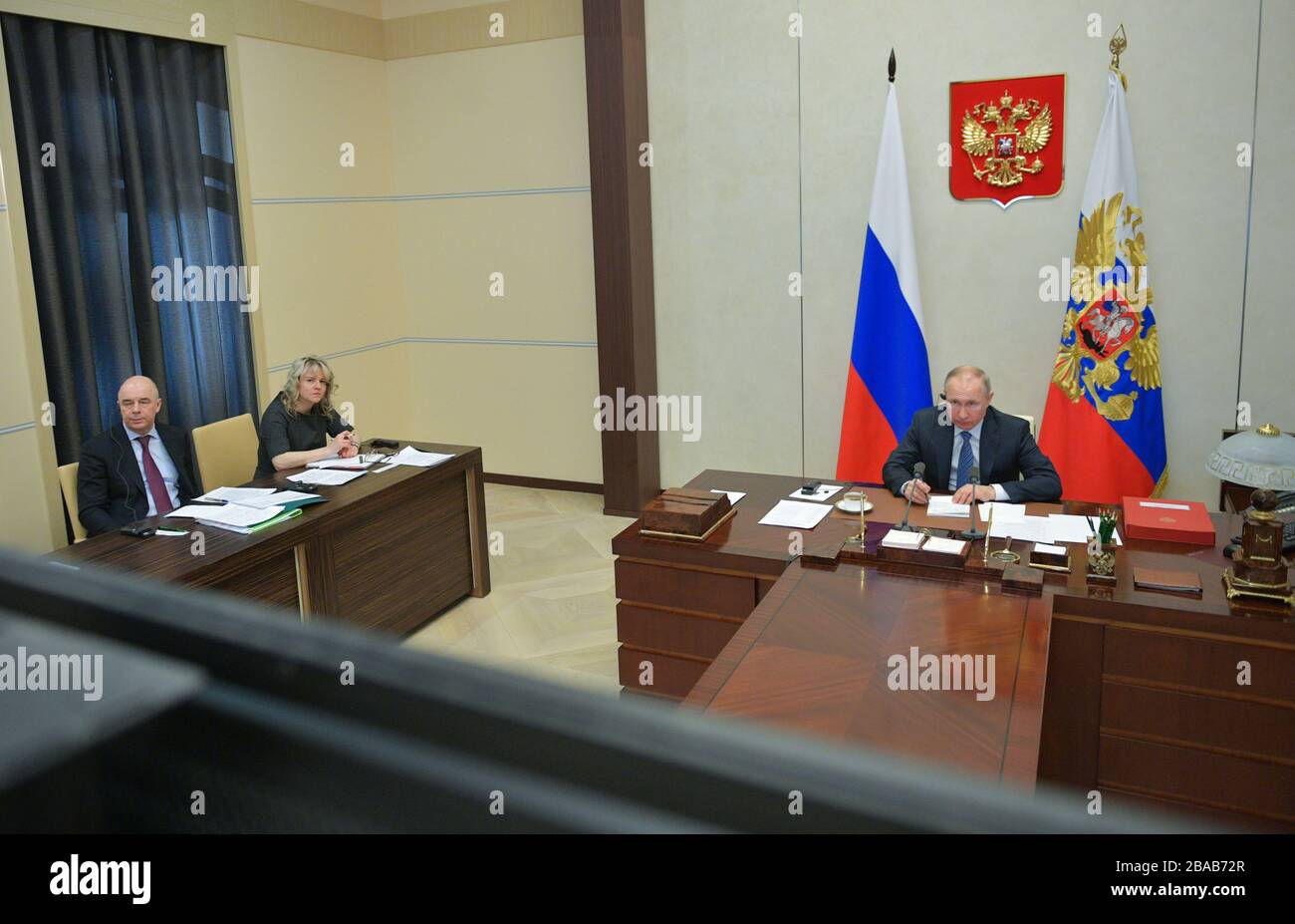 (200326) -- MOSCA, 26 marzo 2020 (Xinhua) -- il presidente russo Vladimir Putin (R) partecipa al vertice straordinario dei leader virtuali del G20 sul COVID-19 tramite collegamento video alla residenza Novo-Ogarevo, fuori Mosca, Russia, il 26 marzo 2020. Il presidente russo Vladimir Putin ha esortato giovedì i leader del Gruppo dei 20 (G20) a revocare tutte le sanzioni sulle forniture di beni essenziali fino a quando la pandemia del COVID-19 non sarà sotto controllo. (Sputnik via Xinhua) Foto Stock