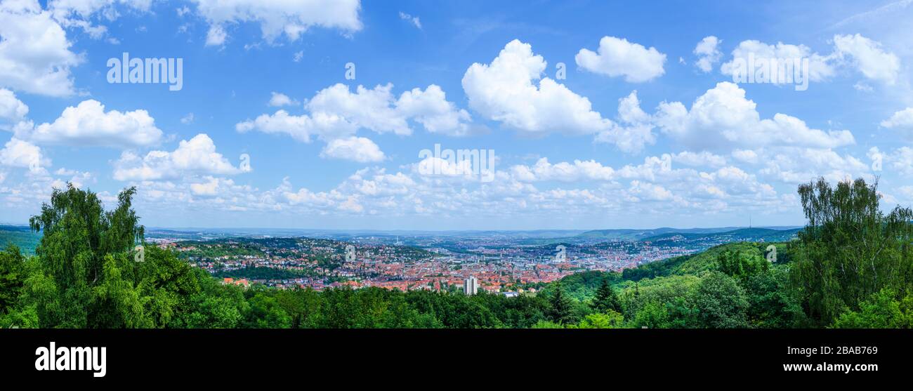 Panorama di nuvole bianche sulla città in estate, Stoccarda, Baden Wurttemberg, Germania Foto Stock