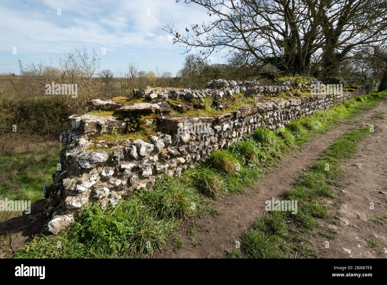 Sentiero intorno al Muro della città romana di Silchester nell'Hampshire, Regno Unito Foto Stock