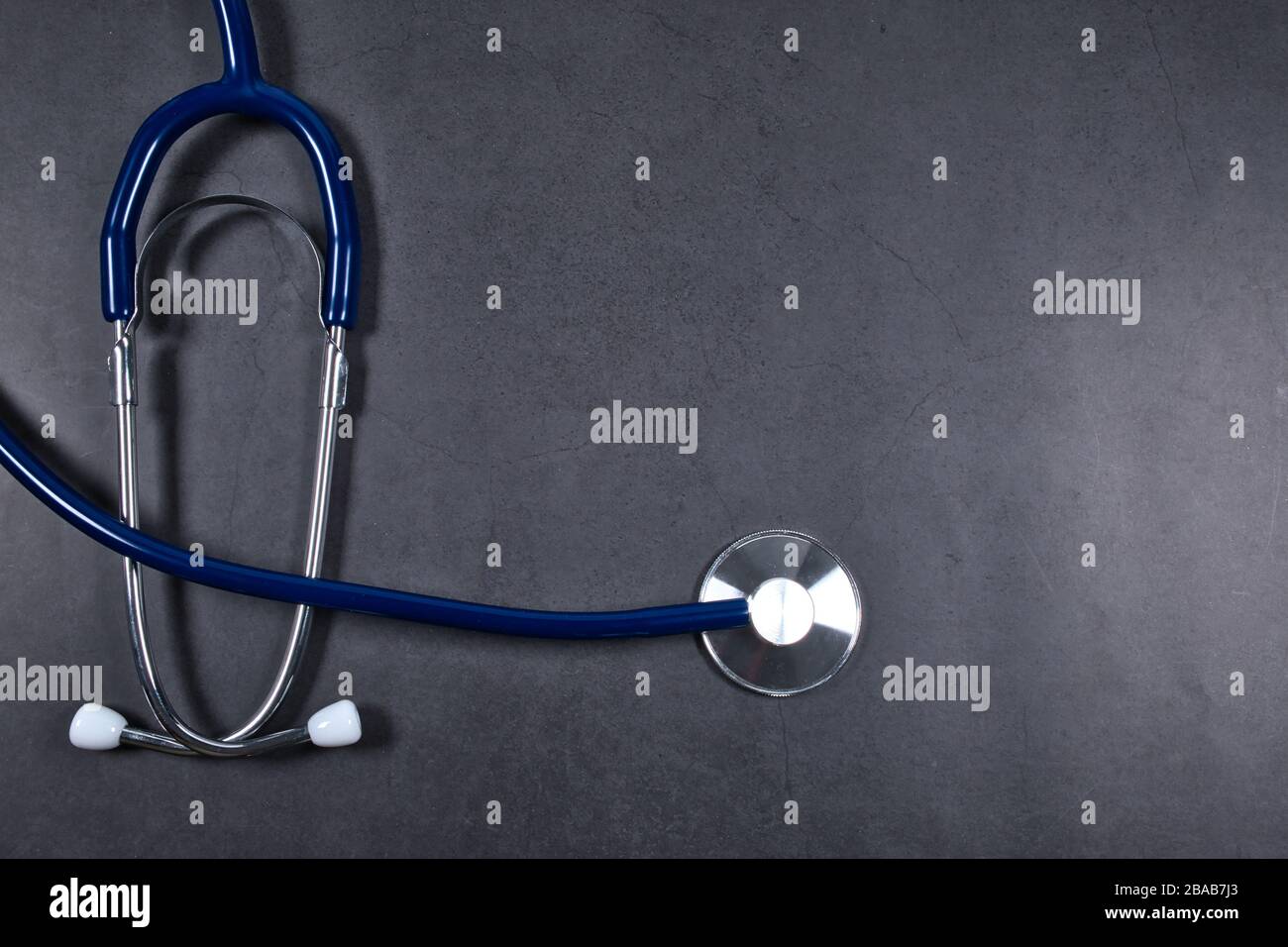 Stetoscopio del medico sul tavolo nero, stetoscopio concetto foto con spazio di copia vuoto area per il testo Foto Stock