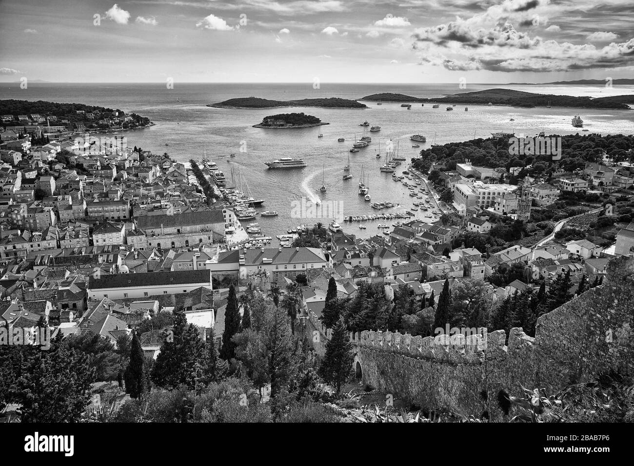 Veduta aerea della città di Hvar, Croazia con gli yacht nel porto in una giornata di sole Foto Stock