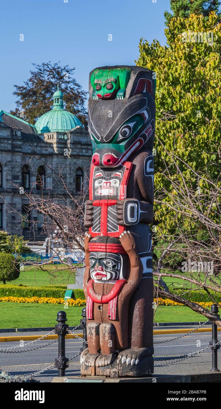 Kwakiutl Bear Pole Totem pole a Victoria Harbour nel centro di Victoria, British Columbia, Canada. Foto Stock