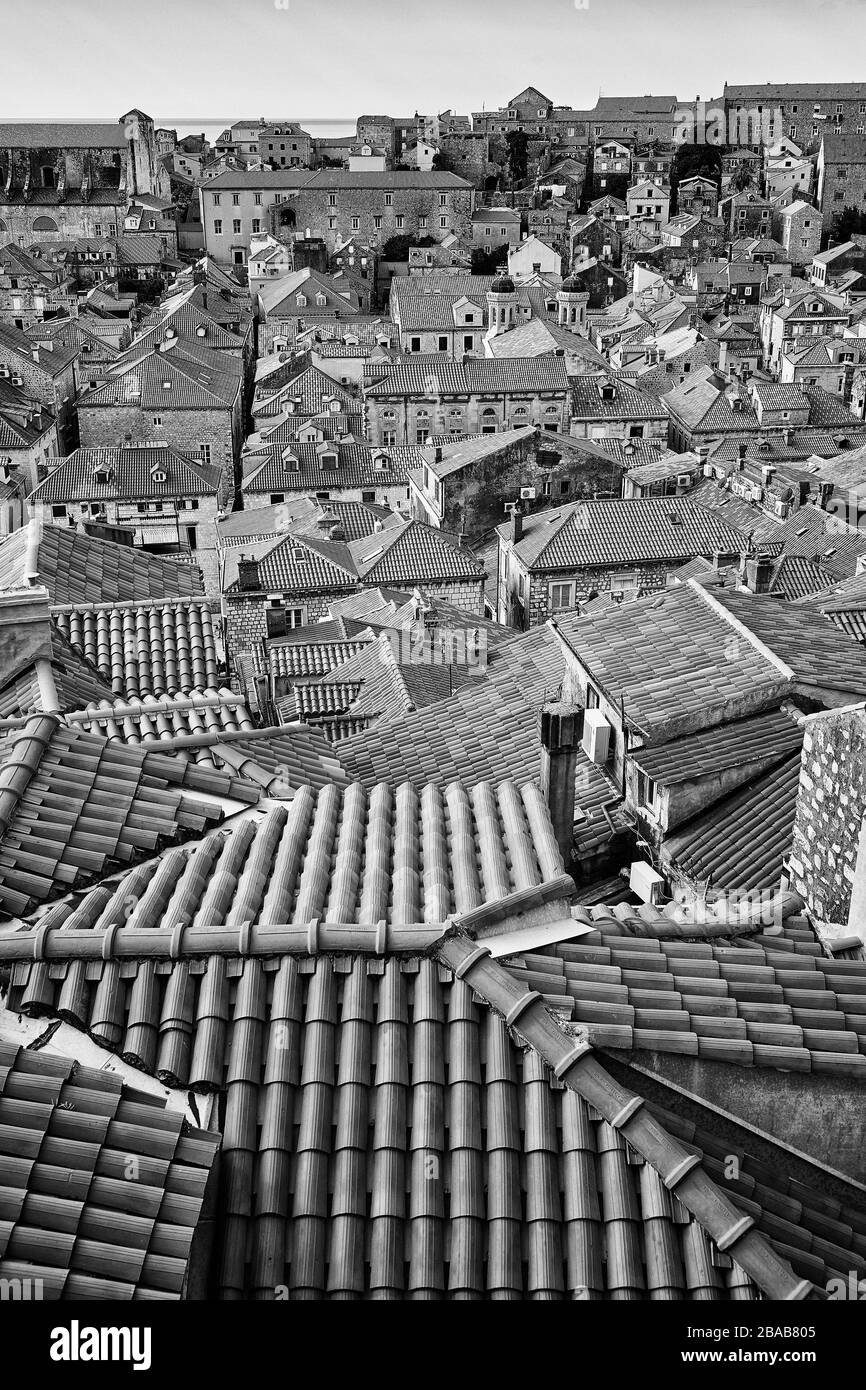 Vista sui tetti di piastrelle di argilla della Città Vecchia di Dubrovnik, Croazia con il Mar Mediterraneo sullo sfondo. Foto Stock