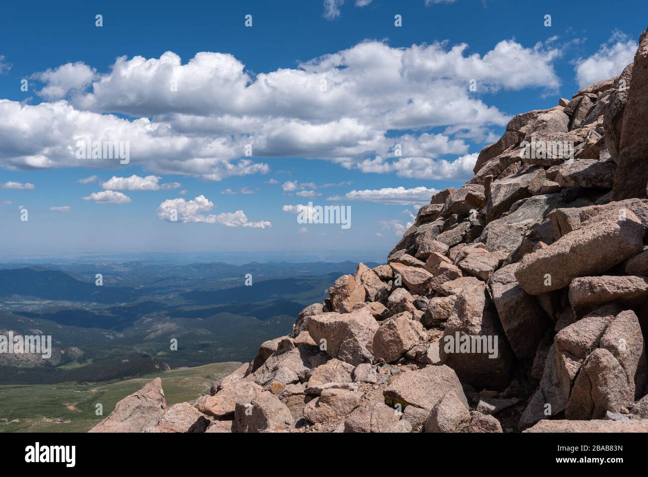 Paesaggio di mucchio di roccia e vista enorme di montagne e valli dal Mount Evans Scenic Byway in Colorado Foto Stock Paesaggio di mucchio di roccia e vista enorme di montagne e valli dal Mount Evans Scenic Byway in Colorado Foto Stock