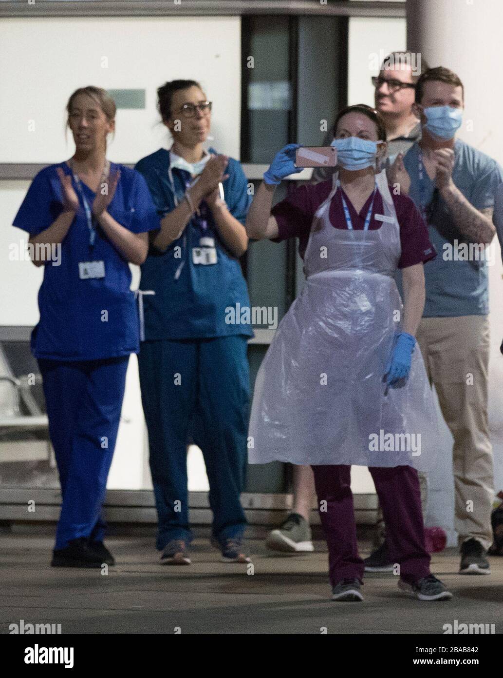 Il personale del Royal Liverpool University Hospital si unisce a un applauso nazionale per l'NHS, mentre le persone di tutto il paese hanno mostrato il loro apprezzamento per tutti i lavoratori dell'NHS che stanno aiutando a combattere il Coronavirus. Foto Stock