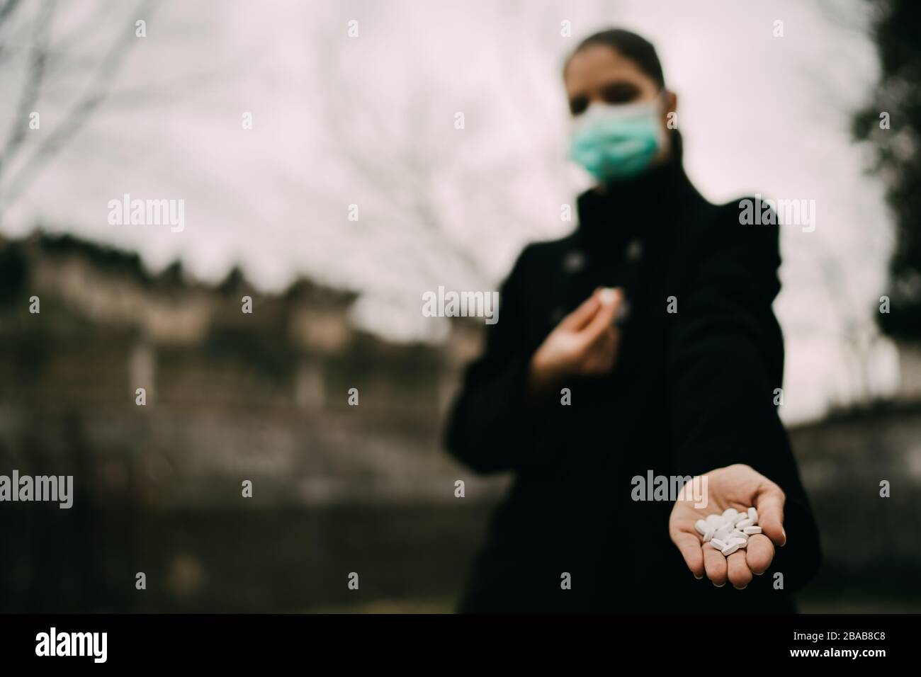 Persona in maschera che offre medication.Dealing prescritto medication.Infected con virus/bacters.Viral focolaio.infezione prevenzione e controllo della malattia. Foto Stock