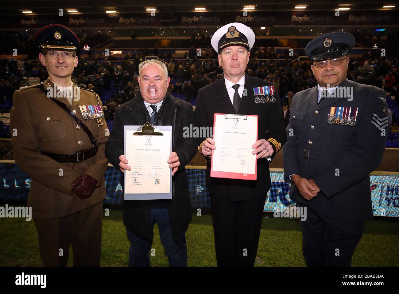 David Boddy e il Comandante Philip Sparke firmano un patto con i membri della Royal Navy Foto Stock