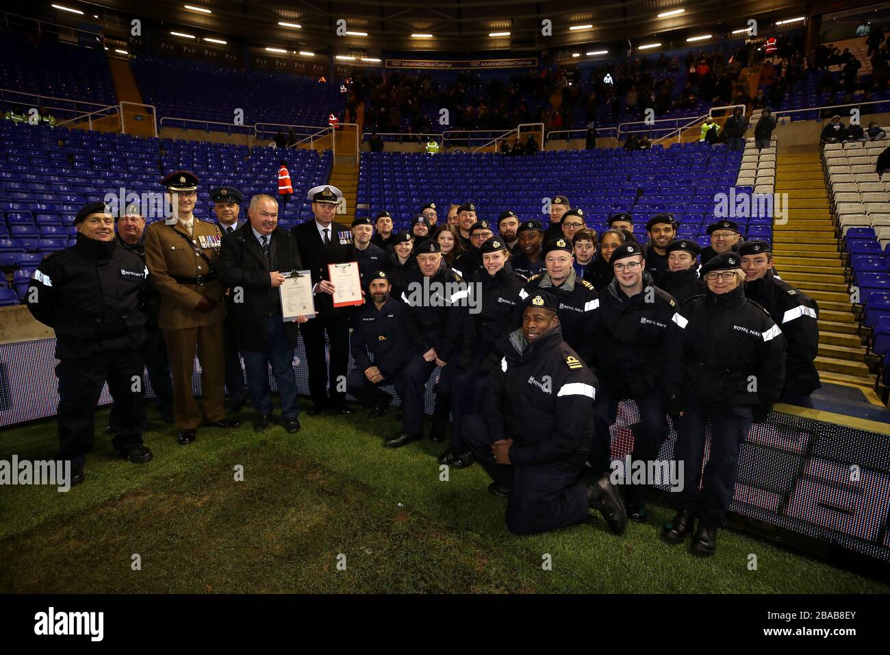 David Boddy e il Comandante Philip Sparke firmano un patto con i membri della Royal Navy Foto Stock