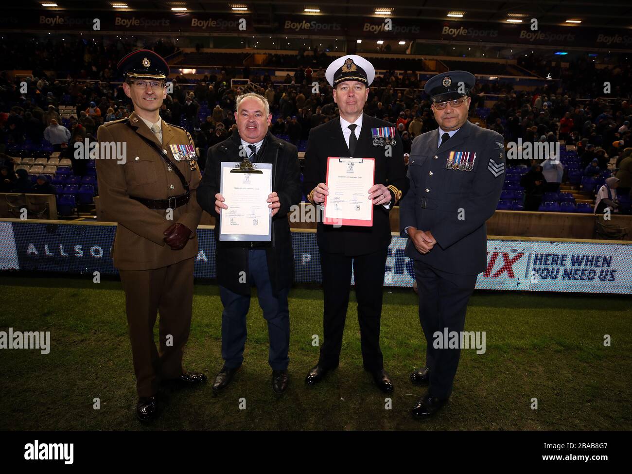 David Boddy e il Comandante Philip Sparke firmano un patto con i membri della Royal Navy Foto Stock