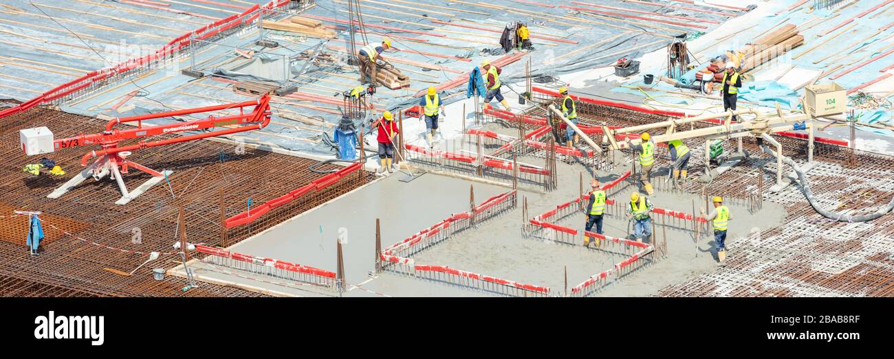 Amburgo, Germania; 20 maggio 2019; Gruppo di lavoratori edili al lavoro in un grande cantiere Foto Stock
