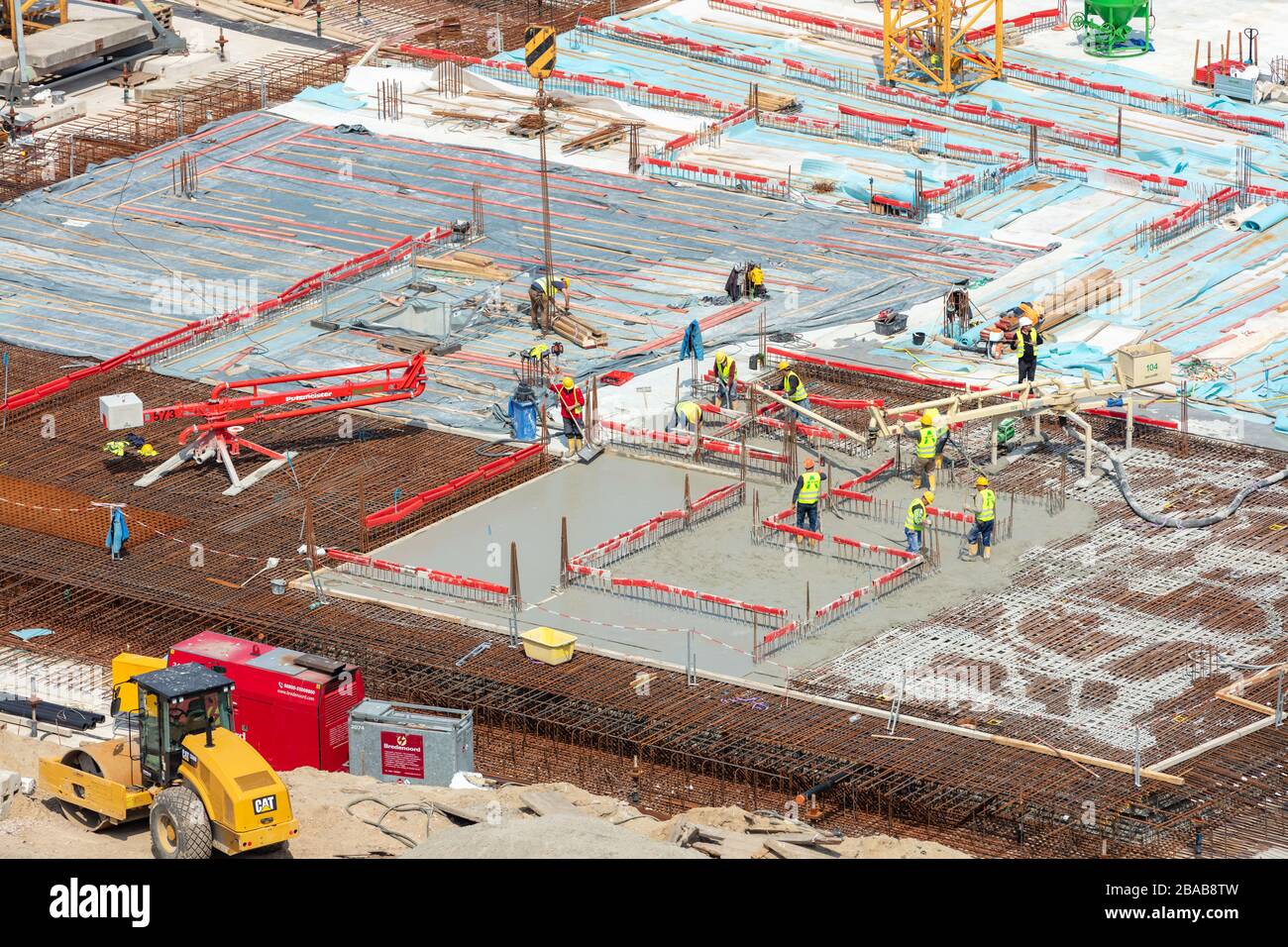 Amburgo, Germania; 20 maggio 2019; Gruppo di lavoratori edili al lavoro in un grande cantiere Foto Stock