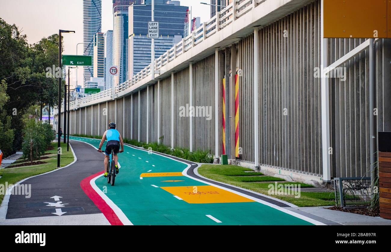 Ciclista che esplora le piste ciclabili di Brisbane Foto Stock