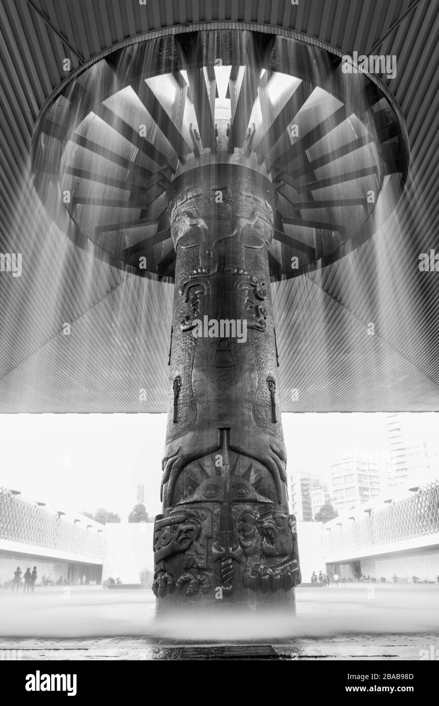 Scultura fontana "ombrello" al Museo di Storia e Antropologia Foto Stock