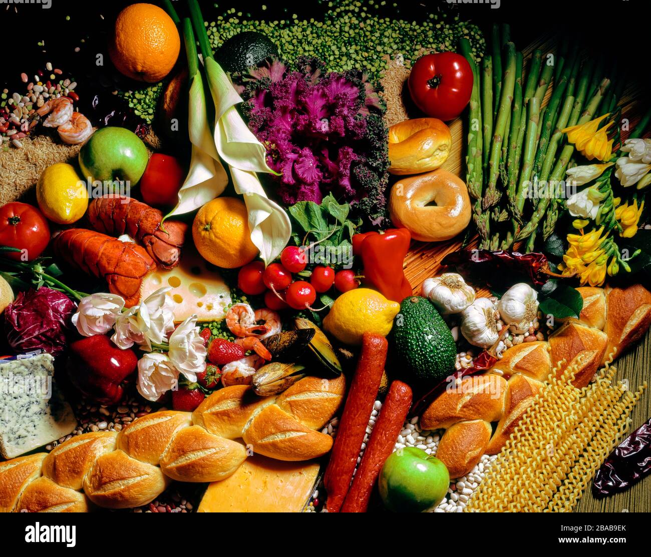 Disposizione di frutta, verdura e fiori selvatici vari Foto Stock
