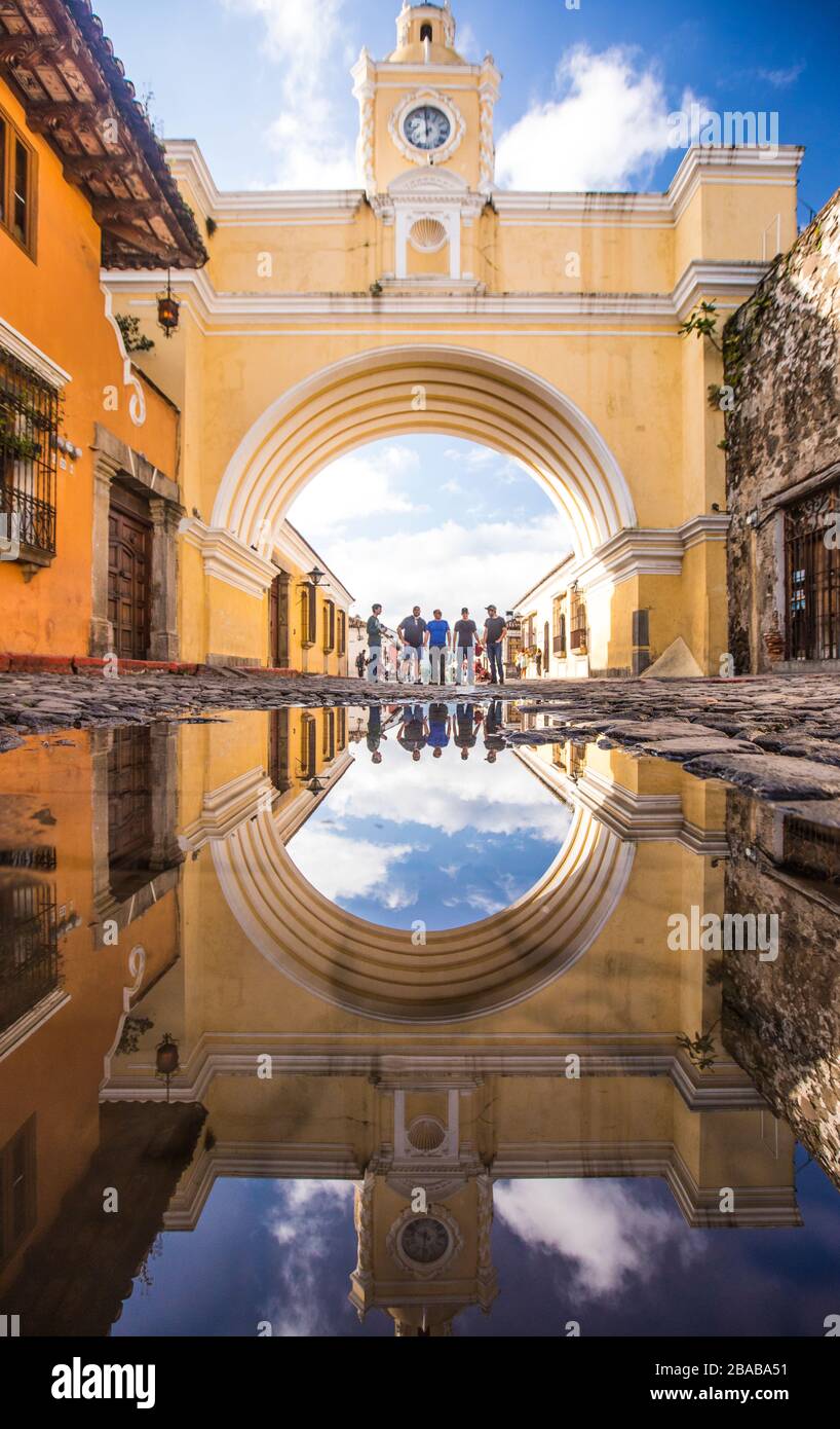 I turisti si trovano sotto l'arco di Santa Catalina ad Antigua, Guatemala Foto Stock