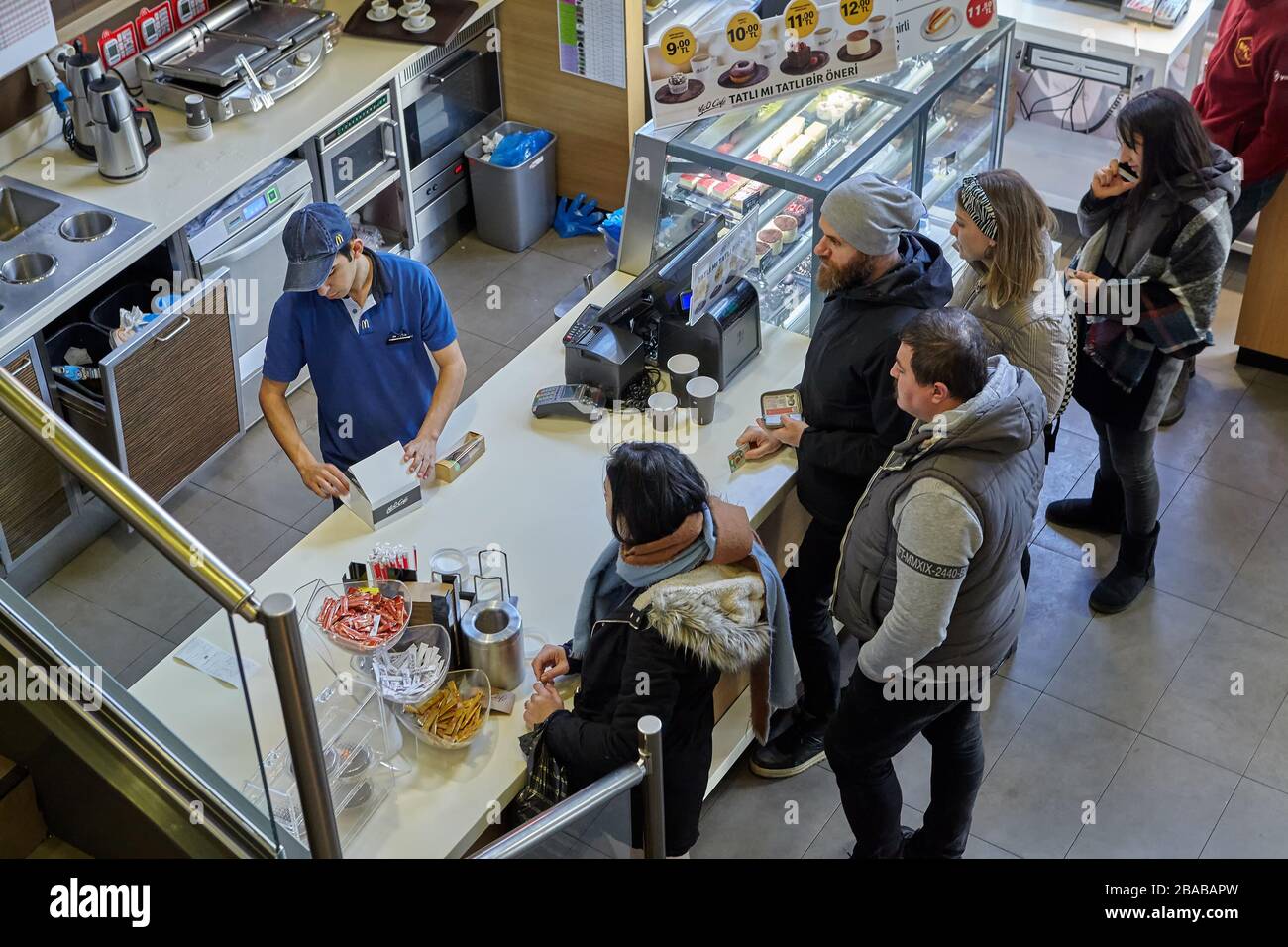 Istanbul, Turchia - 11 febbraio 2020: Cittadini e turisti pagano per il cibo ordinato al McDonald's in Istiklal Street e attendere il loro ordine. Foto Stock