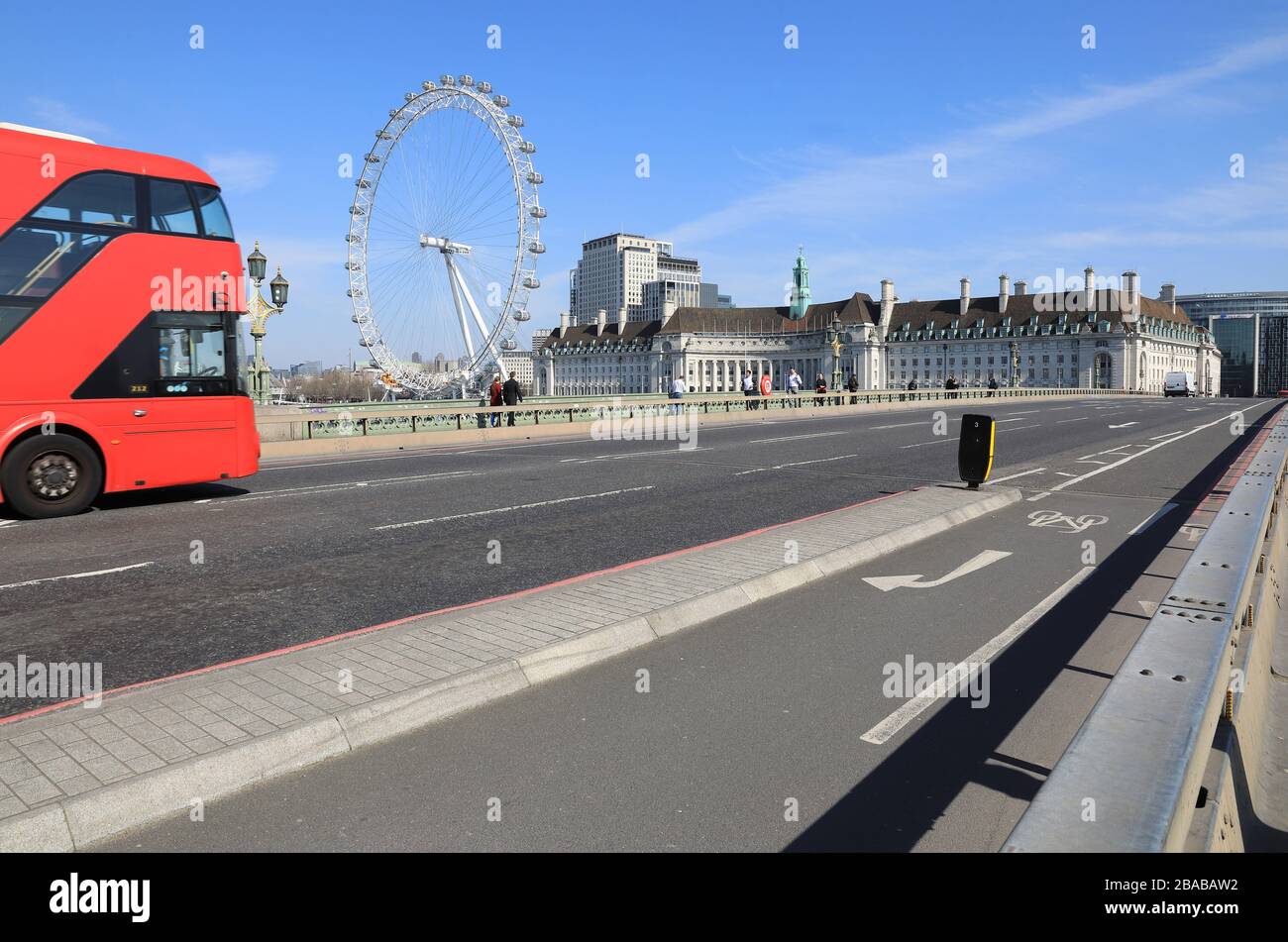 Deserto Westminster Bridge nel blocco dei coronavirus 2020, nel centro di Londra, Regno Unito Foto Stock