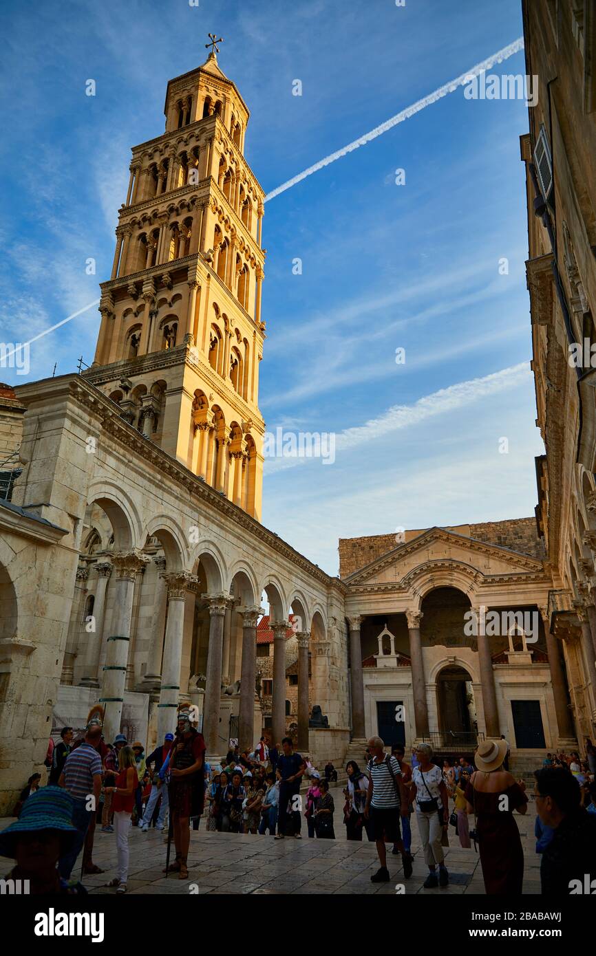 Il campanile della Cattedrale di San Domnio domina la scena del Peristilio di Palazzo di Diocleziano a Spalato, Croazia. Foto Stock