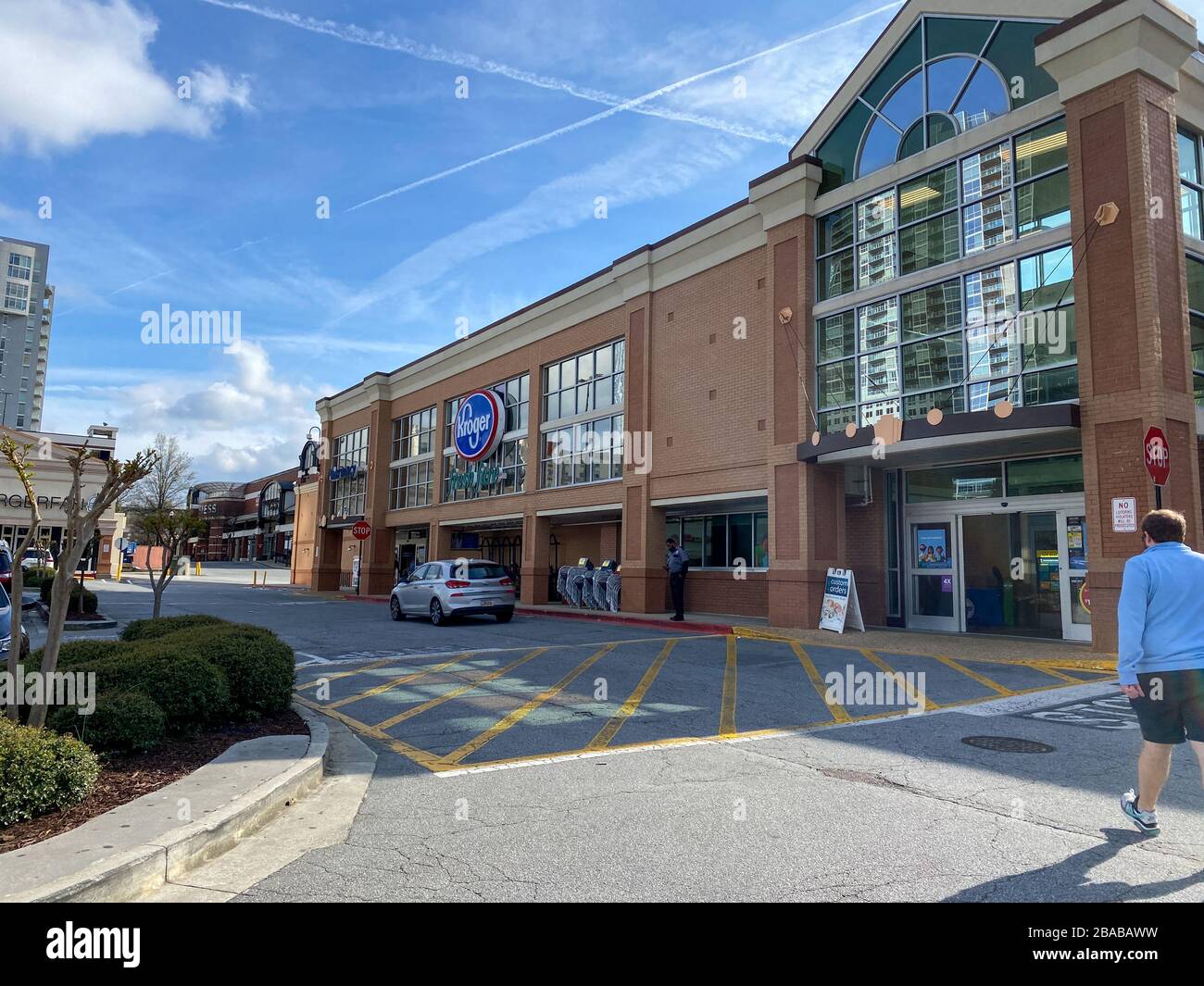 Atlanta, GA/USA-3/21/20: L'esterno del negozio di alimentari Kroger nel Buckhead District di Atlanta, Georgia. Foto Stock