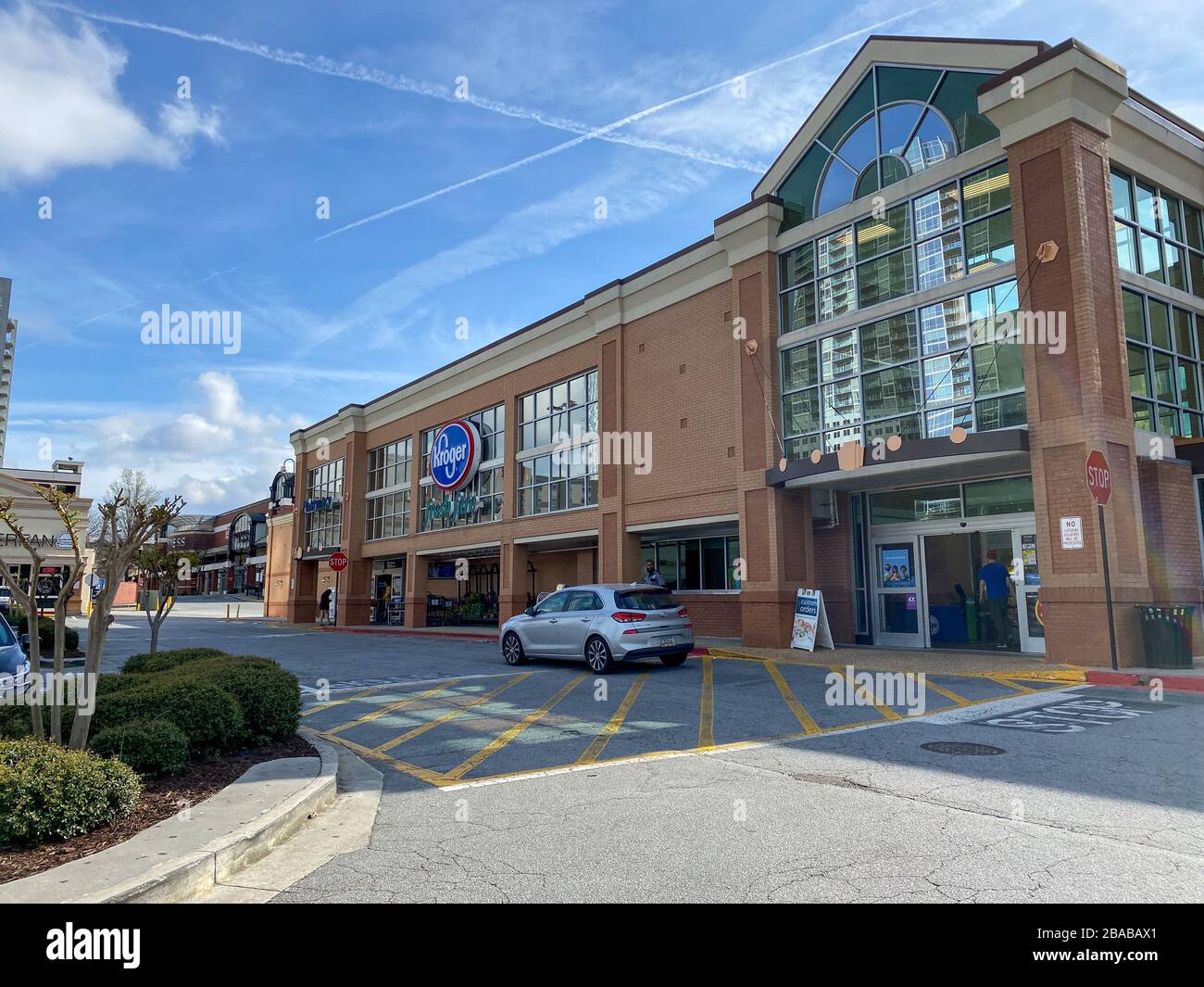 Atlanta, GA/USA-3/21/20: L'esterno del negozio di alimentari Kroger nel Buckhead District di Atlanta, Georgia. Foto Stock