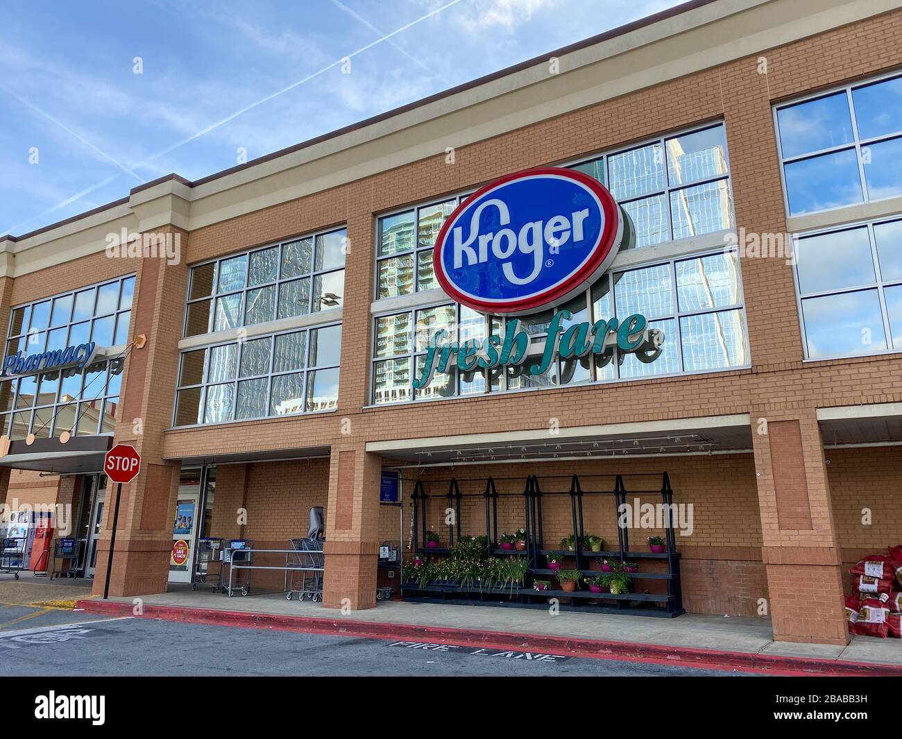 Atlanta, GA/USA-3/21/20: L'esterno del negozio di alimentari Kroger nel Buckhead District di Atlanta, Georgia. Foto Stock