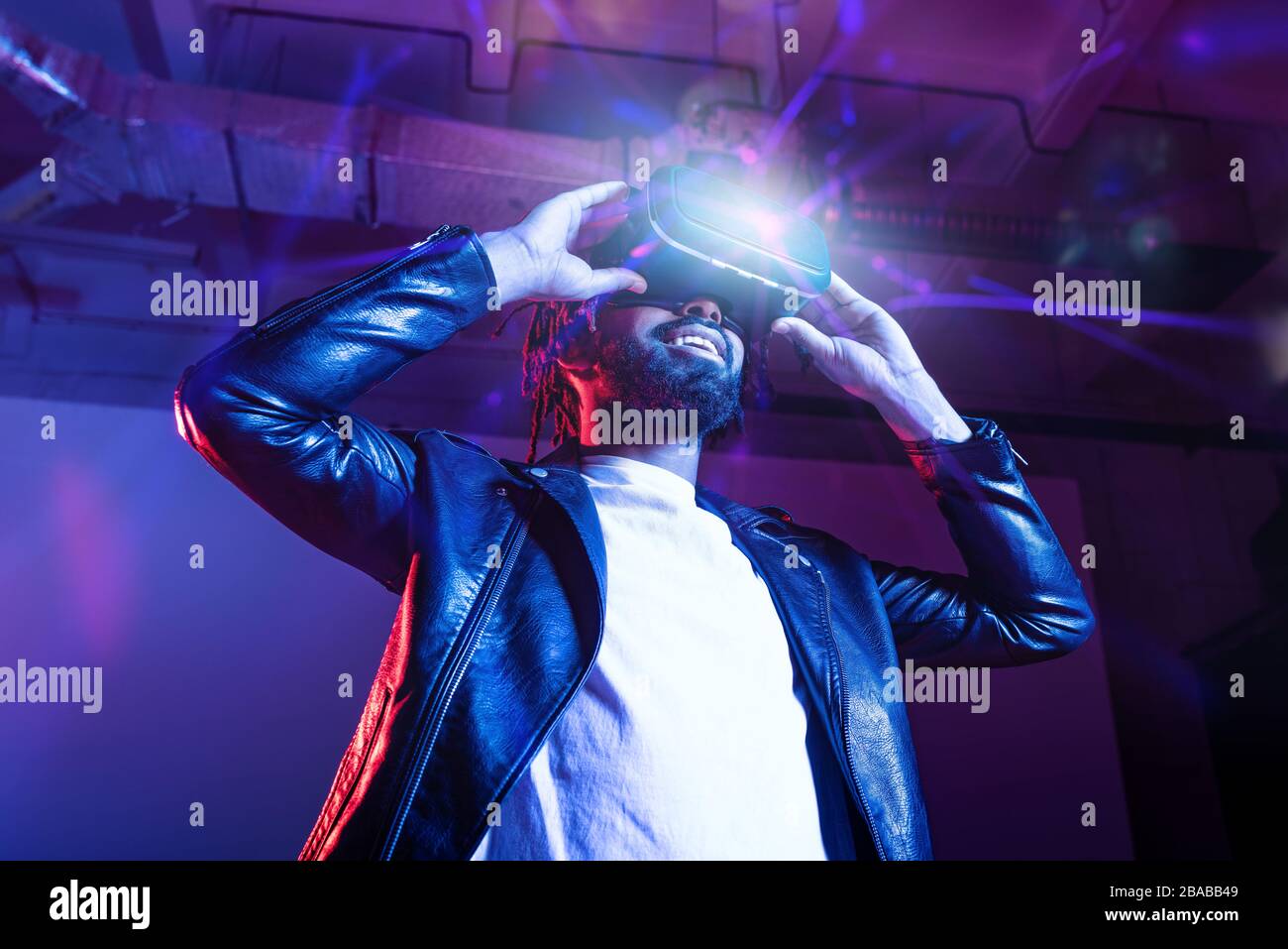Ragazzo con occhiali VR gioca con un videogioco virtuale Foto Stock