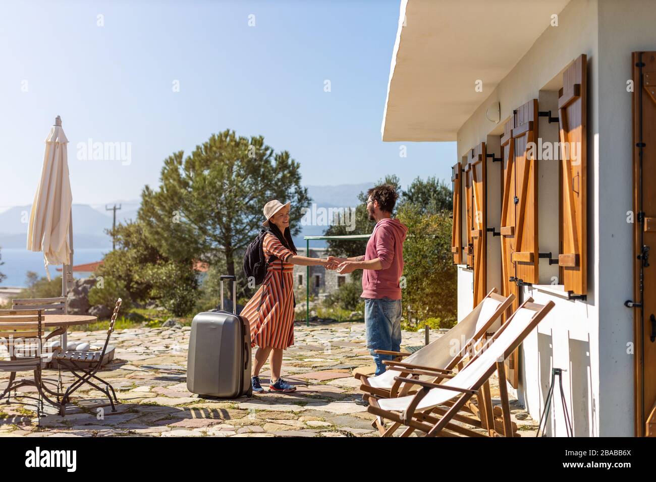 Ospite accogliente presso la casa di noleggio Foto Stock