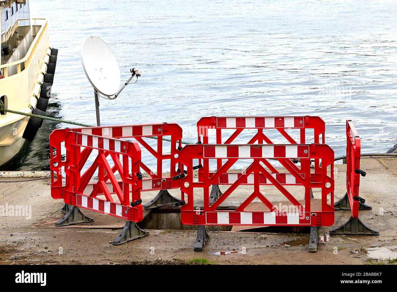 Istanbul, Turchia - 12 febbraio 2020: Protezione pedone o barriera di sicurezza di colore rosso, installato intorno al perimetro di un foro aperto nel grou Foto Stock