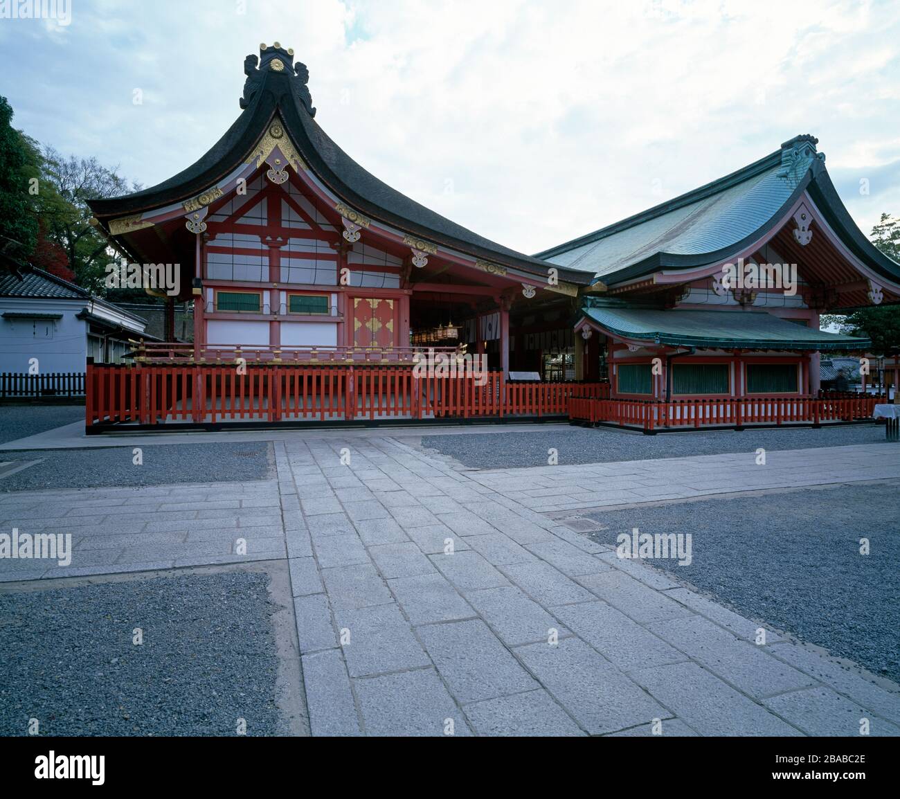 Edificio Honden al Santuario di Fushimi Inari. È anche conosciuto come Nagare-zukuri. Kyoto, Giappone Foto Stock