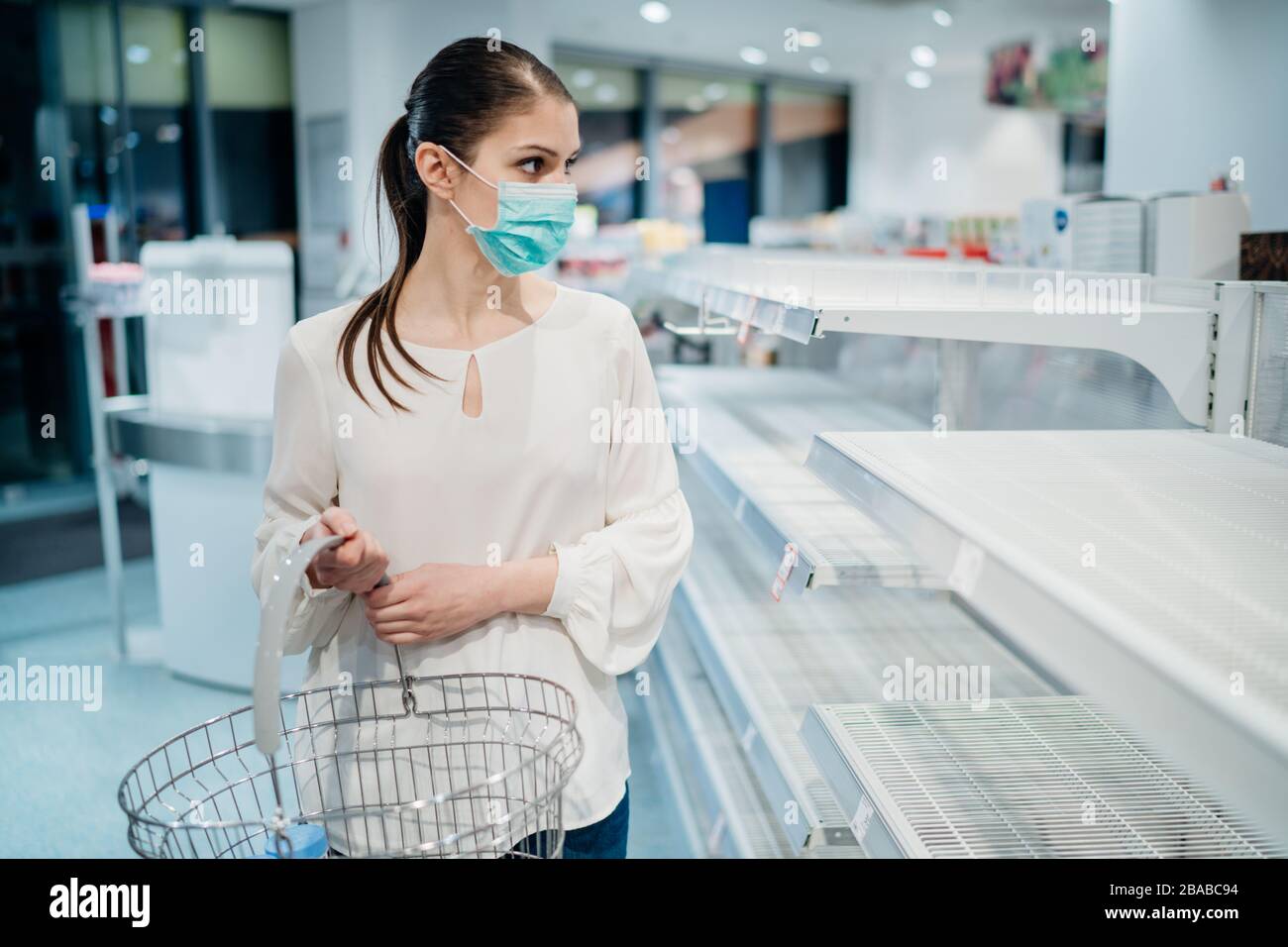 Shopping durante l'Epidemic.Buyer che indossa un mask.Panic di protezione durante coronavirus brebreak.deficiency in farmacie e farmacie durante un Foto Stock