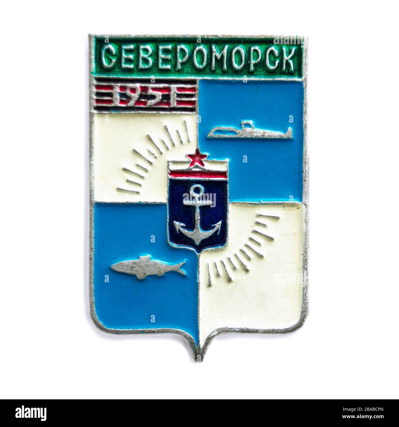 Mosca, Russia - 26 marzo 2020.: Badge sovietico dedicato a una piccola città nel nord della Russia. Scritto il nome della città: Severomorsk Foto Stock