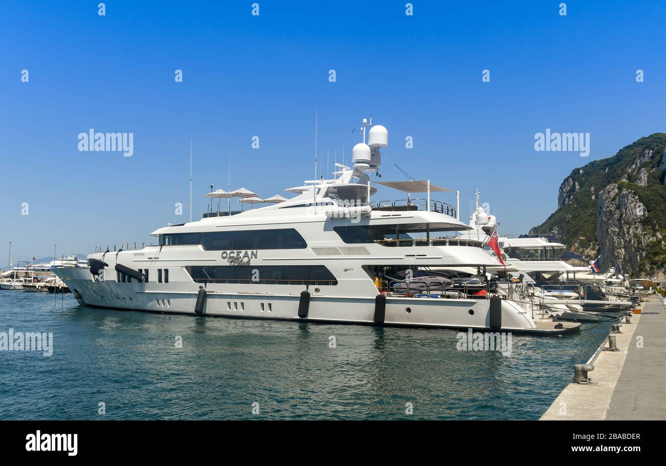 ISOLA DI CAPRI, ITALIA - AGOSTO 2019: Super yacht di lusso Ocean Club ormeggiato nel porto turistico sull'Isola di Capri. Foto Stock