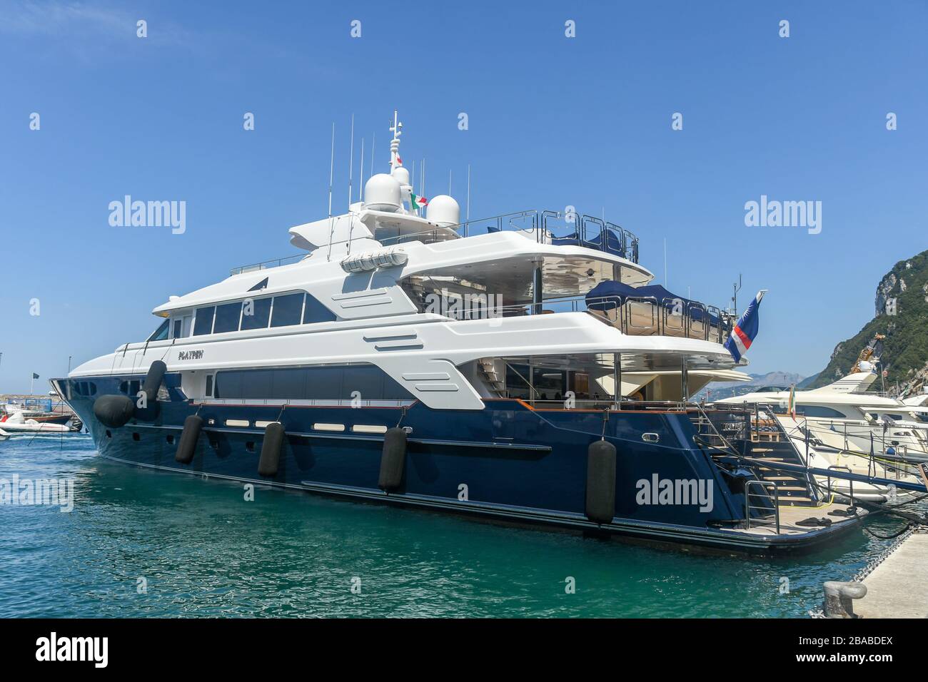 ISOLA DI CAPRI, ITALIA - AGOSTO 2019: Super yacht di lusso Playpen ormeggiato nel porto turistico sull'Isola di Capri. Foto Stock
